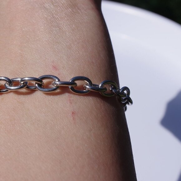 Women`s silver tone heart charm toggle bracelet - Picture 4 of 5